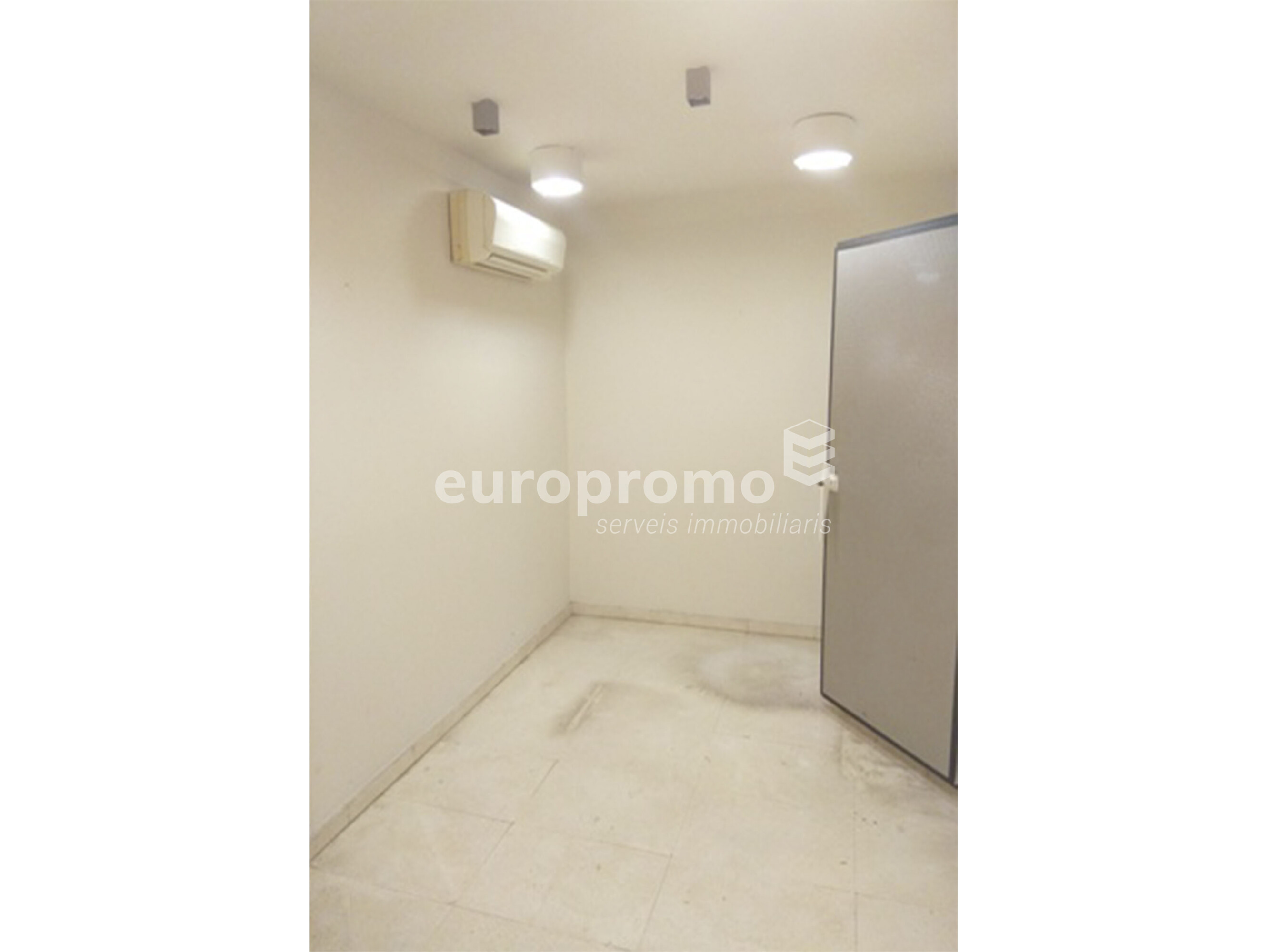 Local de 128m2 situado en primera linea y mejor zona comercial de la ciudad!